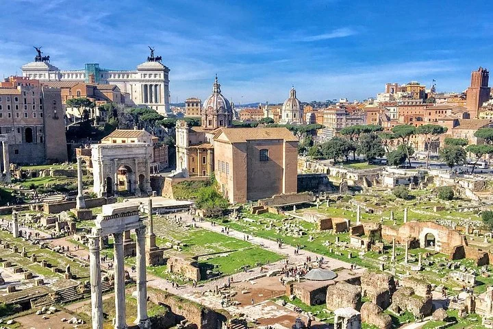 Wide Roman Forum panorama with green lawns and ancient columns
