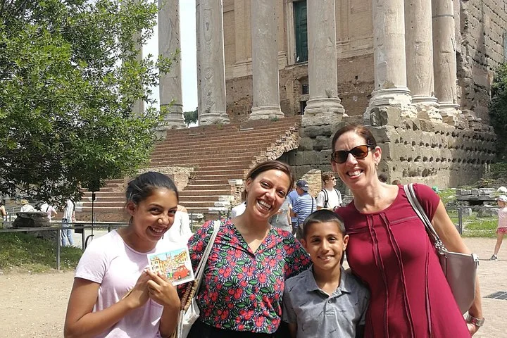 Visitors beneath the columns of the Temple of Antoninus and Faustina