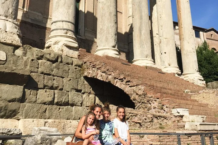 Visitors below the columns of the Temple of Antoninus and Faustina