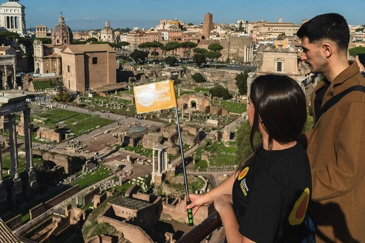 Guide explaining the wide Roman Forum panorama