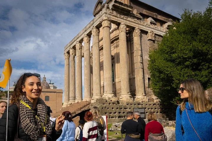 Guide beside the Temple of Antoninus and Faustina