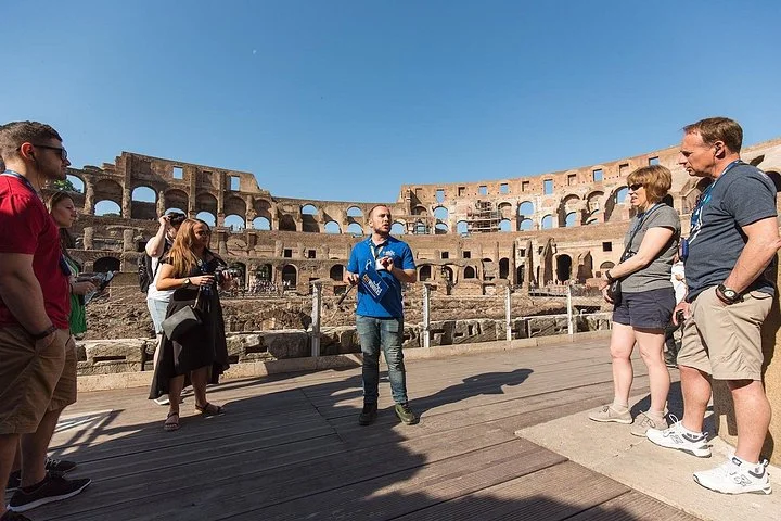 Guide speaking with visitors on the arena platform
