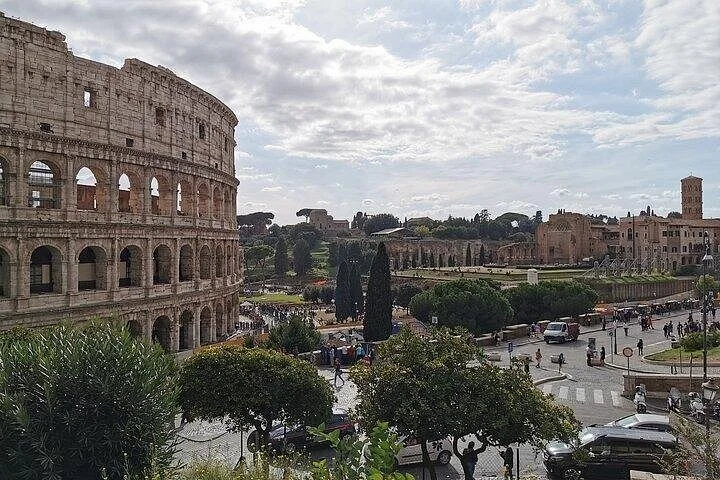 Colosseum exterior and surrounding archaeological district