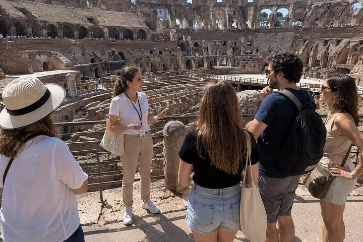 A guide explaining the Colosseum from a visitor level