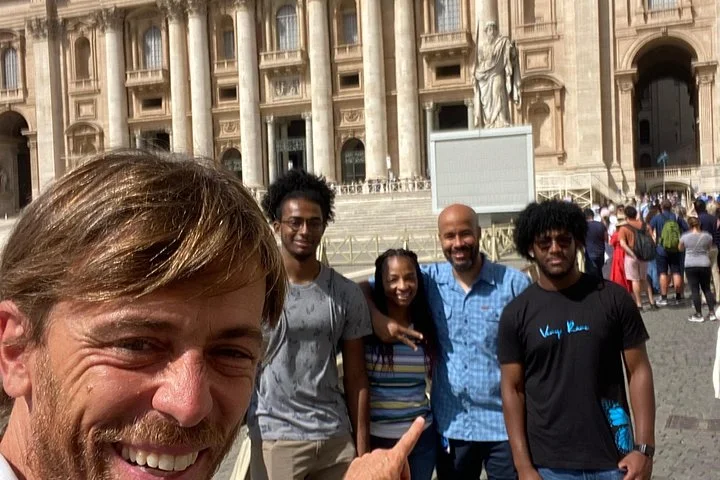 A guide and travellers in Saint Peter’s Square