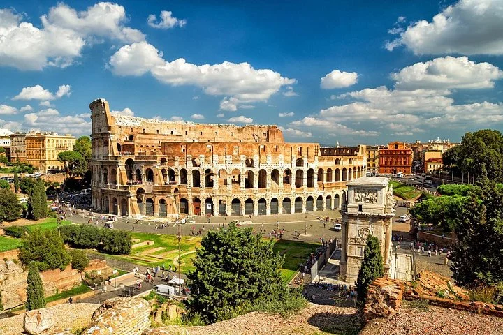 The Colosseum and Arch of Constantine amid green trees