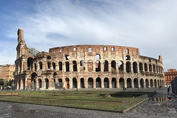 The Colosseum exterior beside the Arch of Constantine