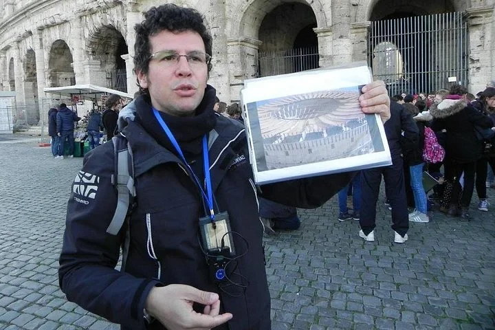 A guide showing a Colosseum illustration outside the arches