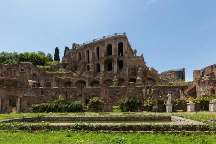 Gardens and ruins around the House of the Vestals