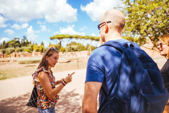 A guide speaking in the Palatine archaeological grounds